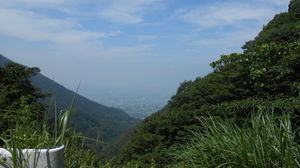 遠くに見下ろす甲府盆地